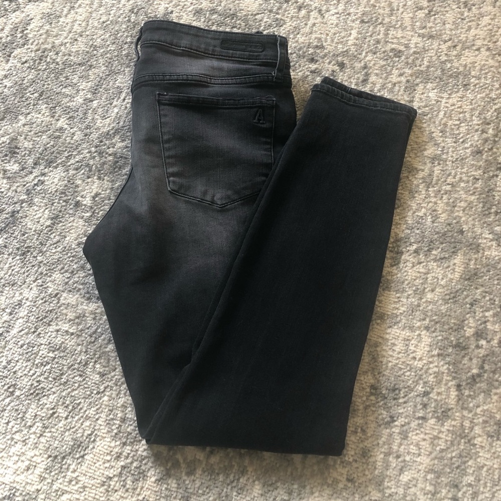 Distressed black skinny jeans 🖤